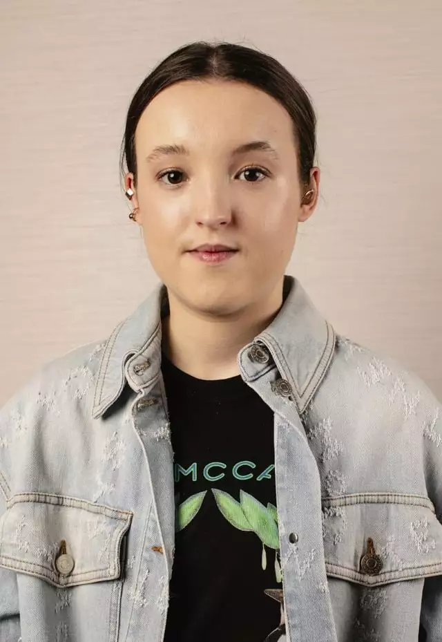 Capa da matéria sobre Bella Ramsey: A Polêmica do Bullying Virtual e a Importância do Respeito