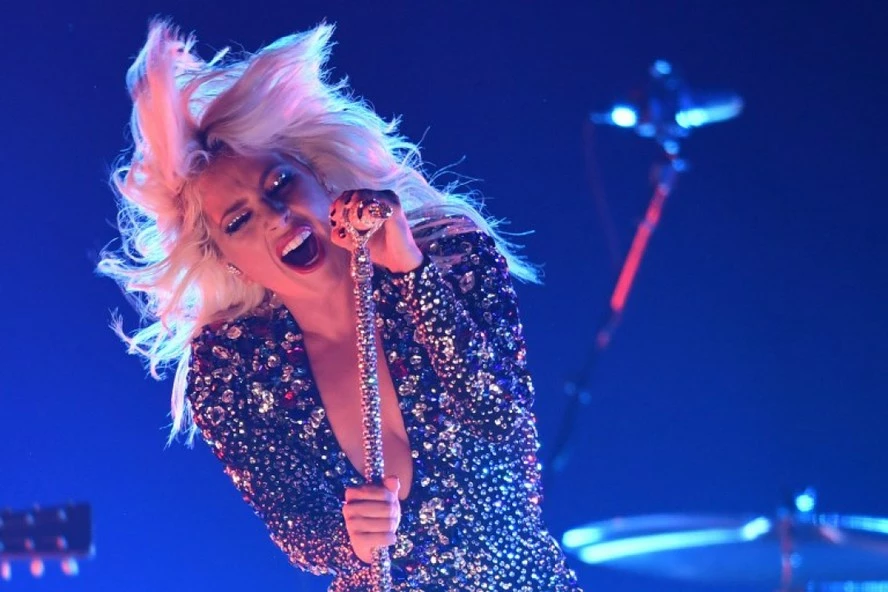 Lady Gaga Retorna ao Brasil: A Emoção do Show em Copacabana