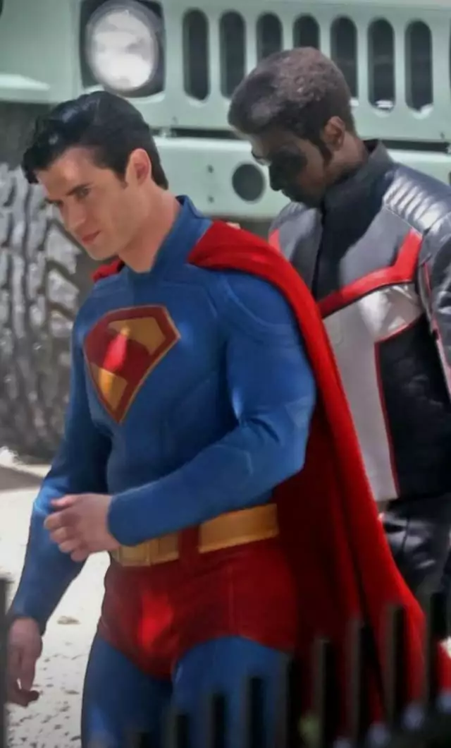 Capa da matéria sobre Superman: O Renascimento do Herói em uma Nova Era de Deuses e Monstros