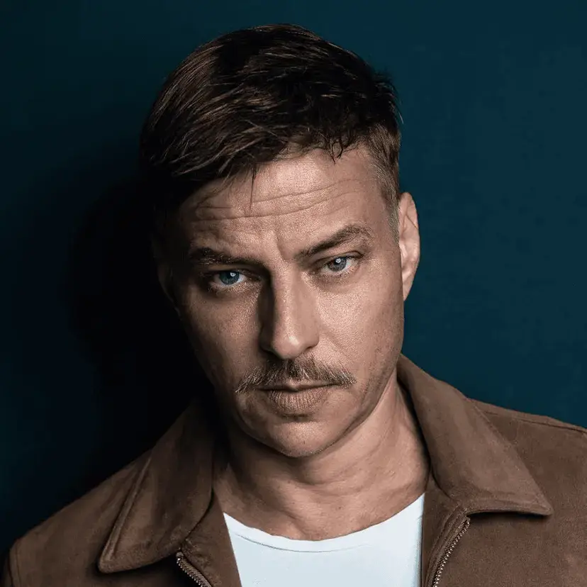 Tom Wlaschiha: O Homem Sem Rosto e sua Jornada em CCXP 25